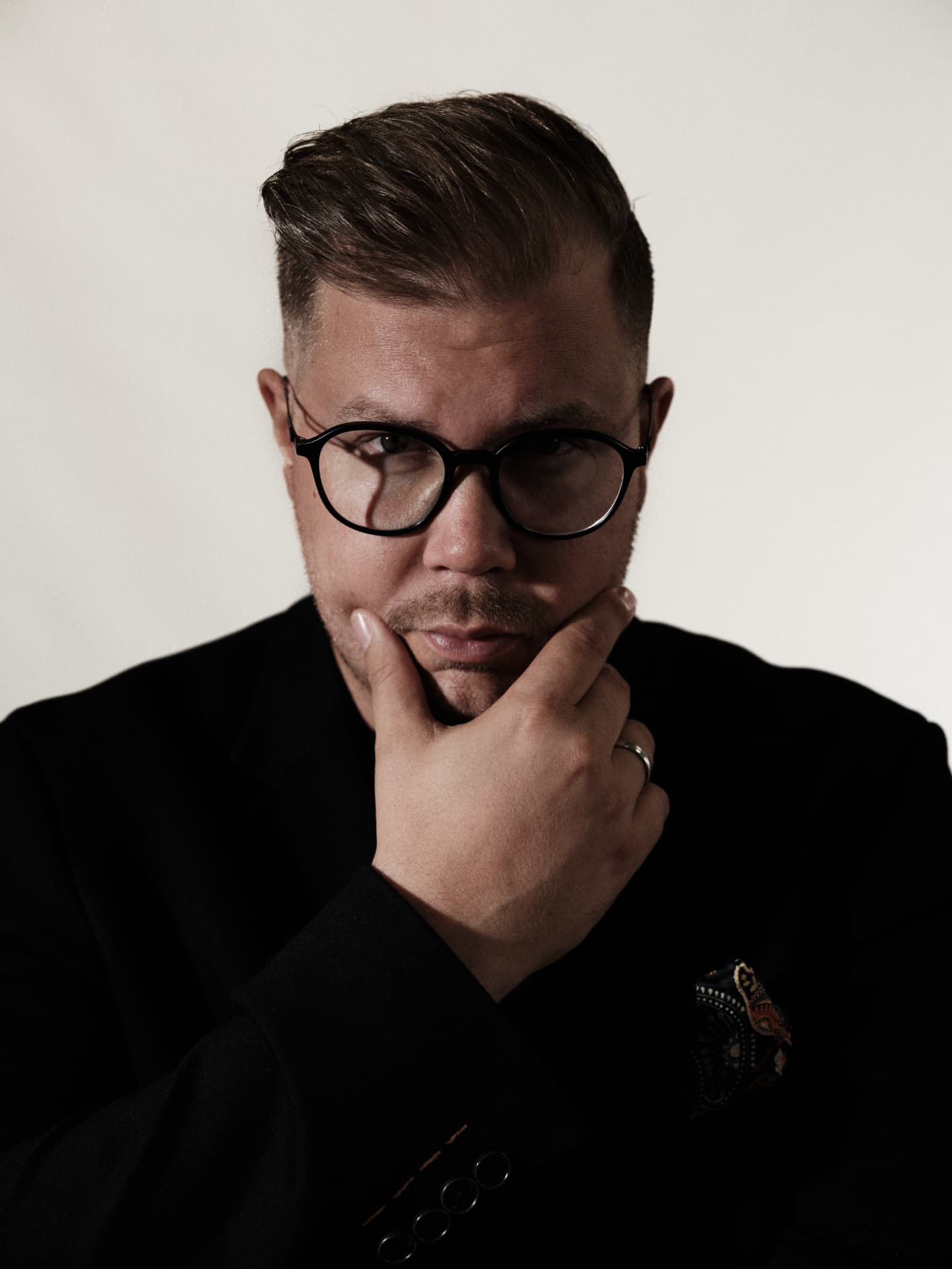 Patrick Rettler-Koch, Social-Media-Creator, Portrait mit Kamera